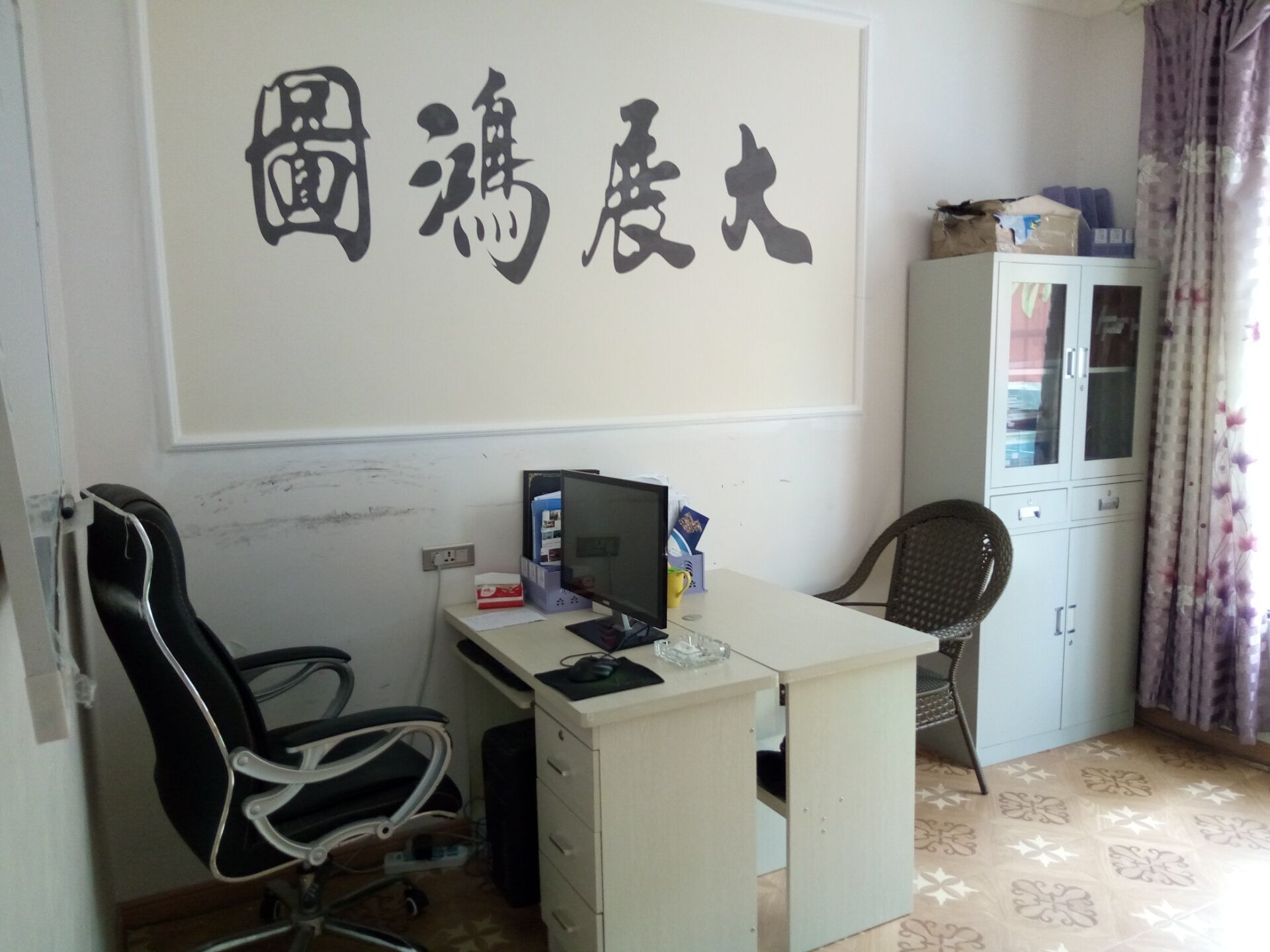 公司工程部和业务部办公桌